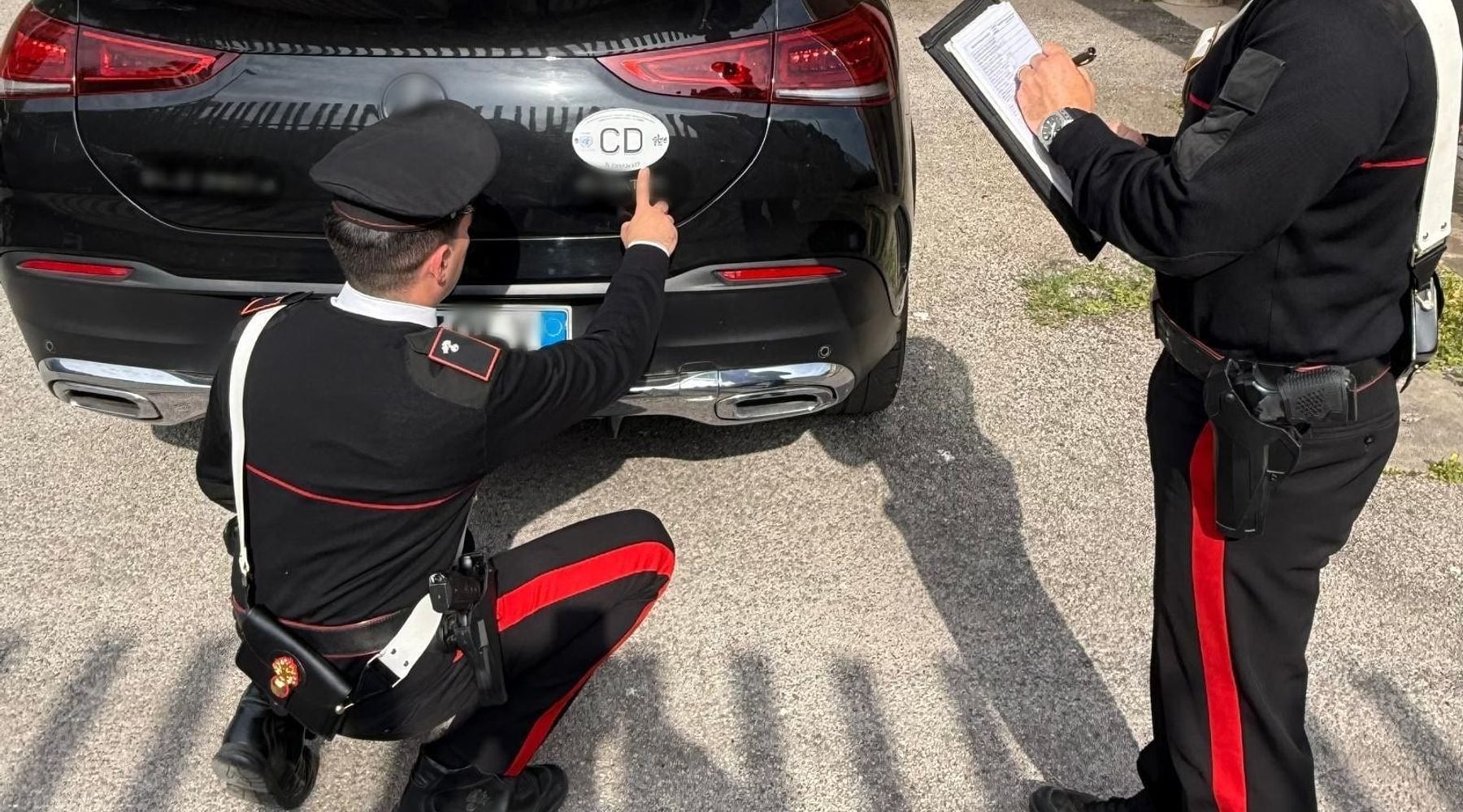 Falso diplomatico fermato a Palermo: in auto con passaporto ONU contraffatto