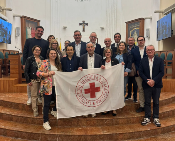 Castellammare espone la bandiera della Croce Rossa: omaggio ai volontari