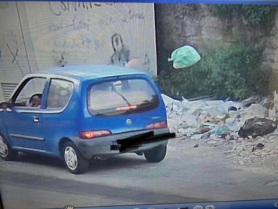 Carini, quattro persone riprese mentre scaricano rifiuti nel centro storico