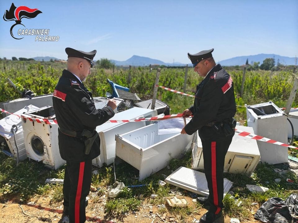 Partinico, scarica frigoriferi e rifiuti in un terreno: denunciato 32enne di Monreale