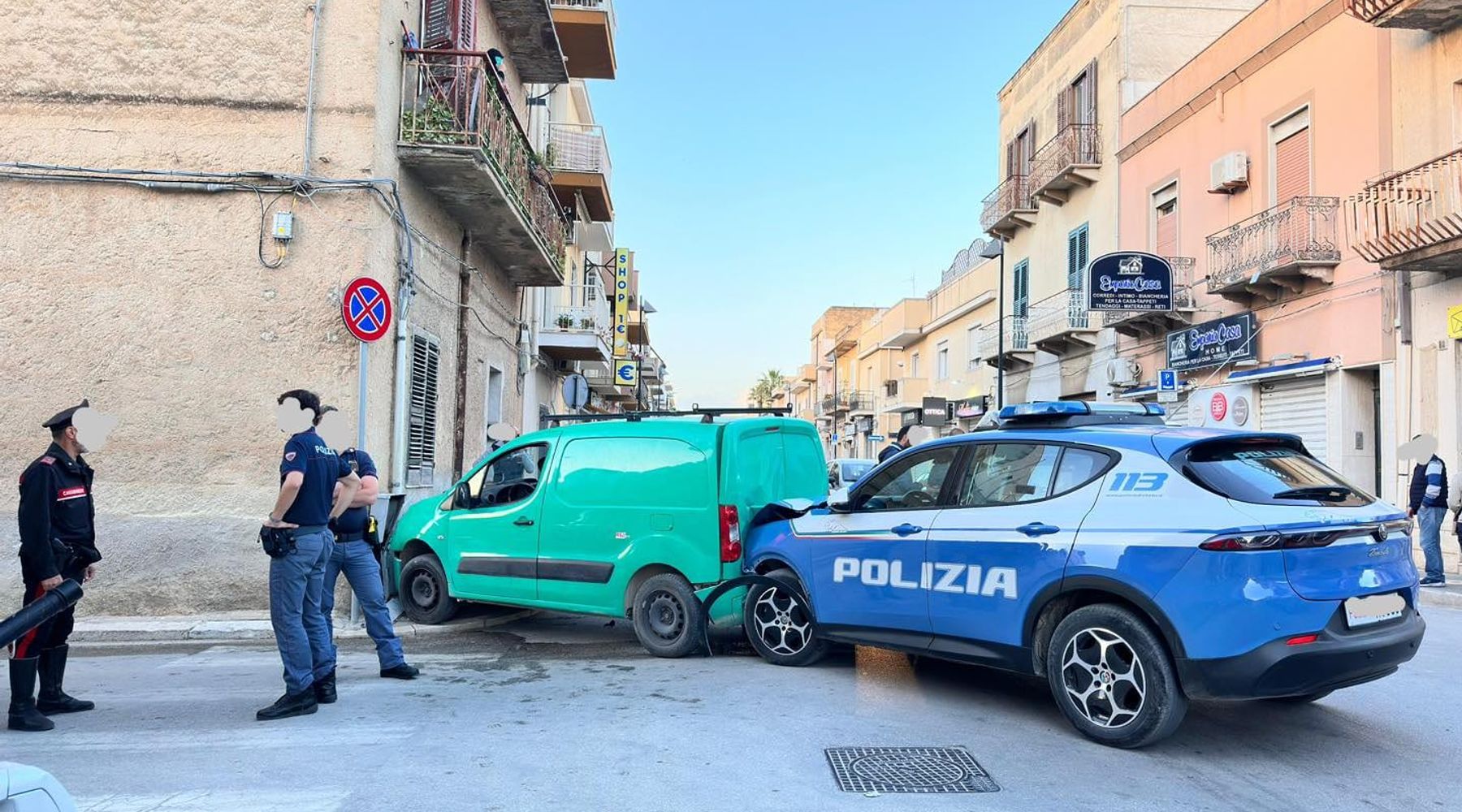 Mazara del Vallo, inseguimento tra polizia e furgone: mezzo finisce contro un muro