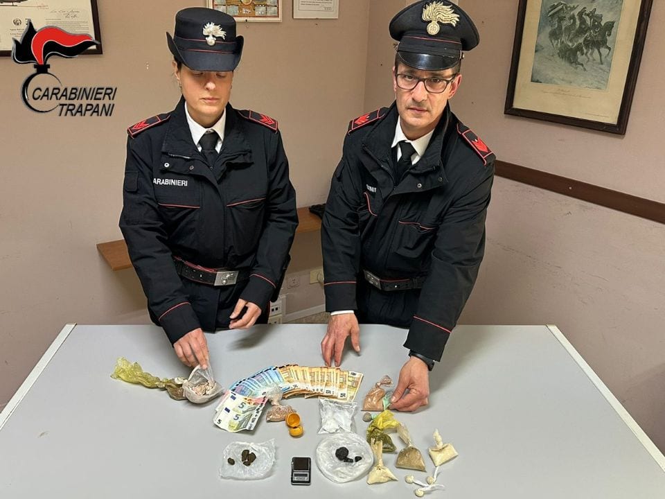 Santa Ninfa, droga e contanti in casa: arrestata una coppia per spaccio