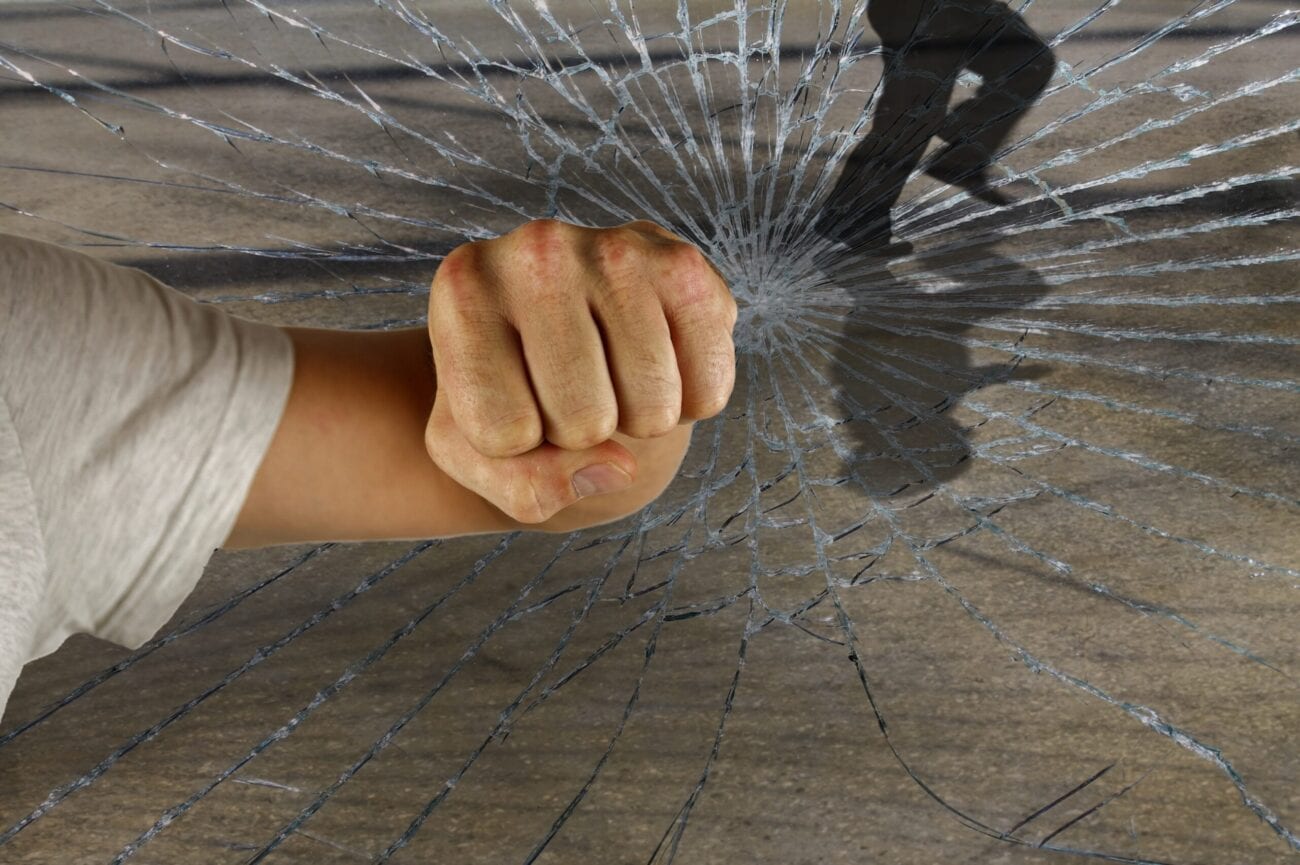Minaccia i clienti «Vi taglio la gola»: scatta la rissa ad Alcamo, c’è un uomo in ospedale