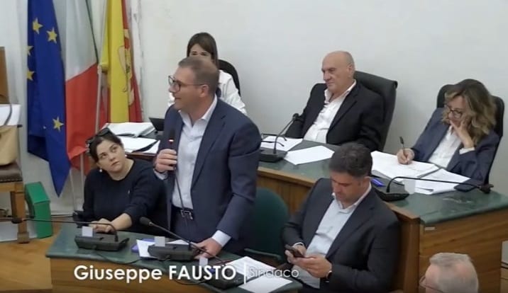 Castellammare del Golfo. Consiglio ad alta tensione, scontro totale su bandi, 25 Aprile e sicurezza (VIDEO)