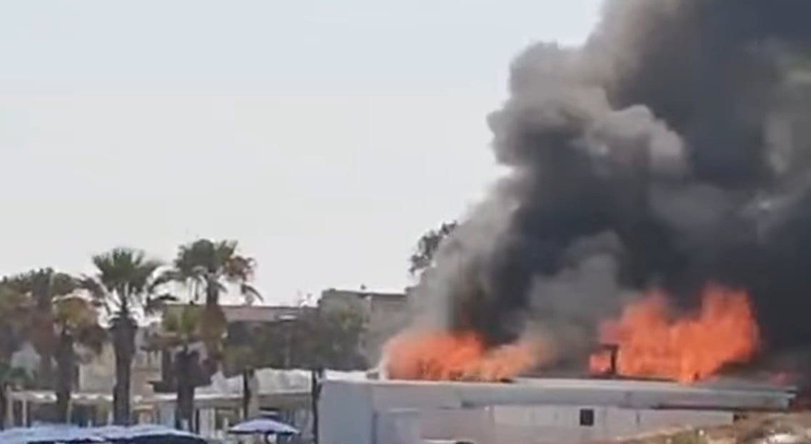 Inferno al Monnalisa Beach di Tre Fontane, lido balneare distrutto dalle fiamme