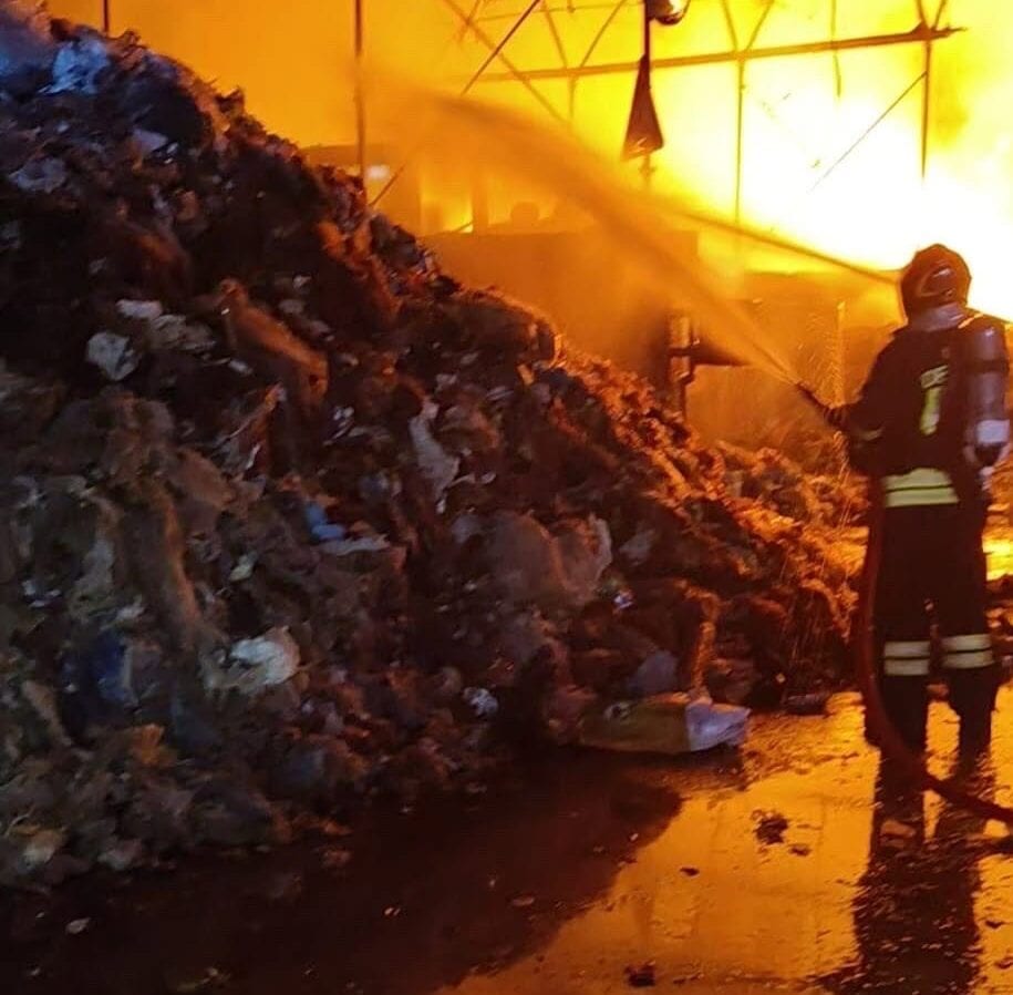 Marsala, vasto incendio alla Sarco: in fiamme il deposito di vetro, metalli e plastica