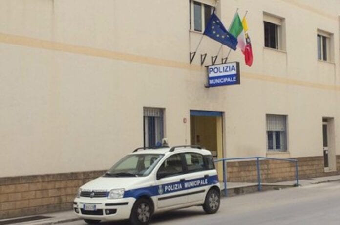 Incendia le sterpaglie dal finestrino dell’auto: denunciato a Mazara
