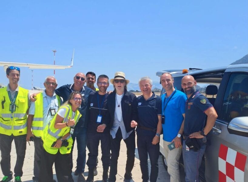 Paul McCartney a Palermo, la foto in aeroporto entusiasma i fan