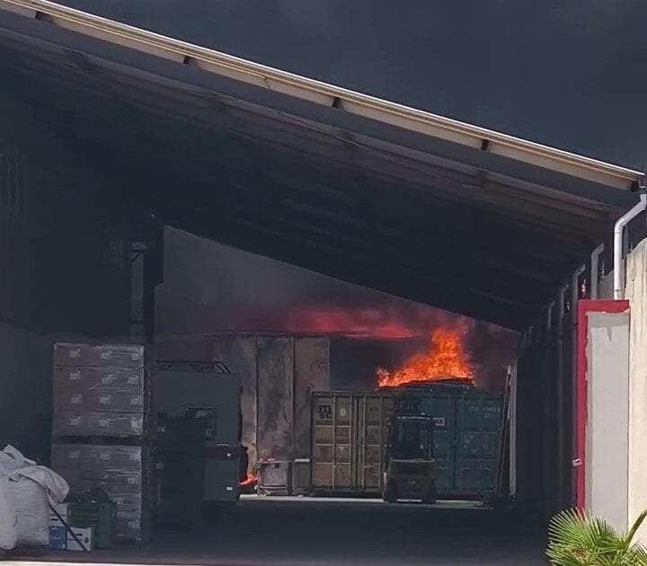 Castelvetrano, fiamme in un capannone della Croce Rossa: massiccio intervento dei Vigili del Fuoco