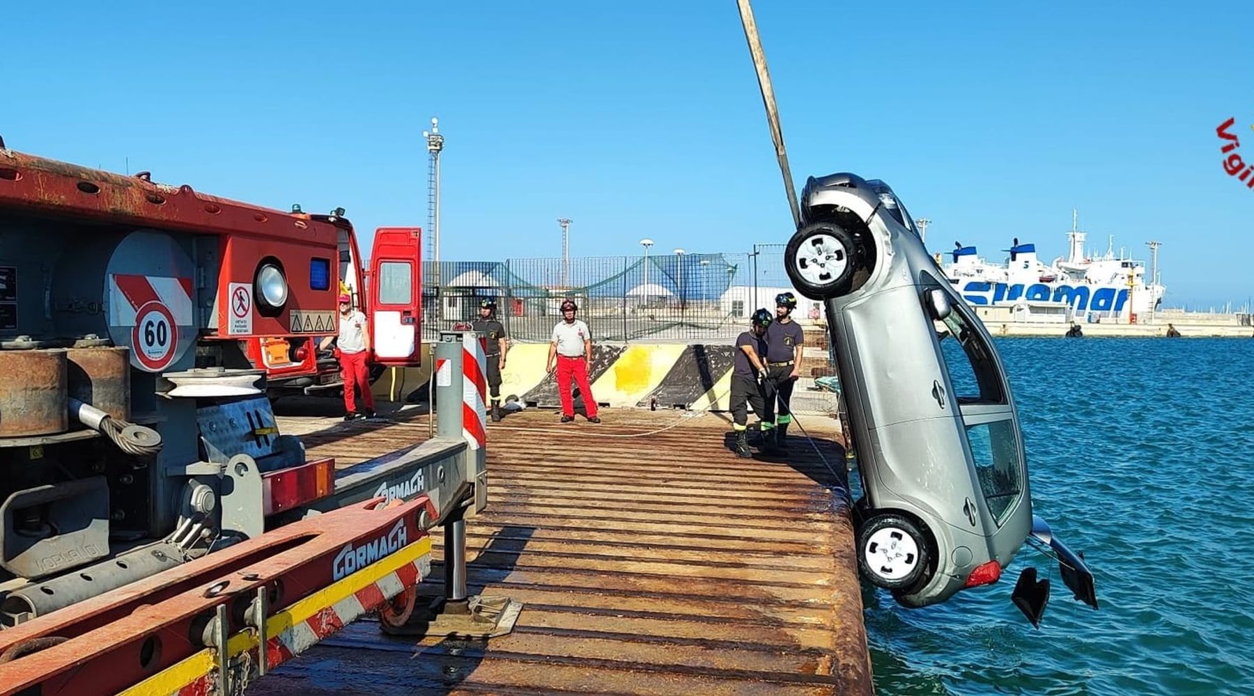 Auto finisce in mare al molo Ronciglio, recuperata una persona deceduta: indagini in corso