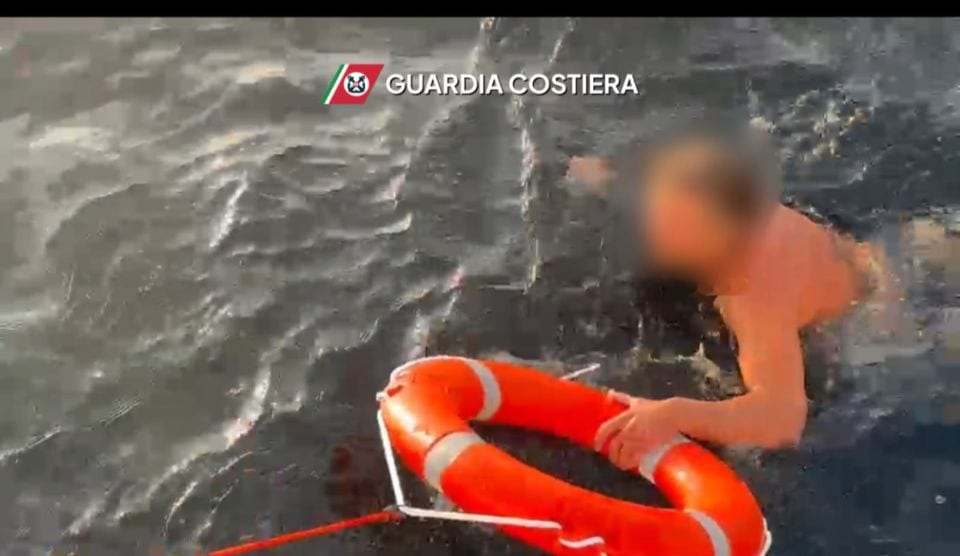 Bonagia, resta quasi due ore in mare: salvato diportista dalla Guardia Costiera