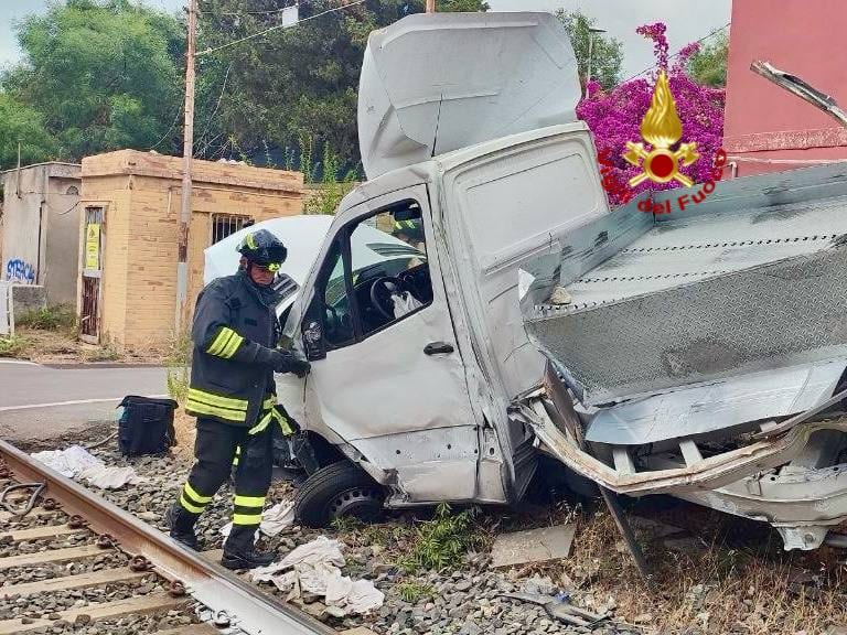 Scontro tra treno merci e camion a Cefalù: traffico ferroviario bloccato sulla Messina-Palermo