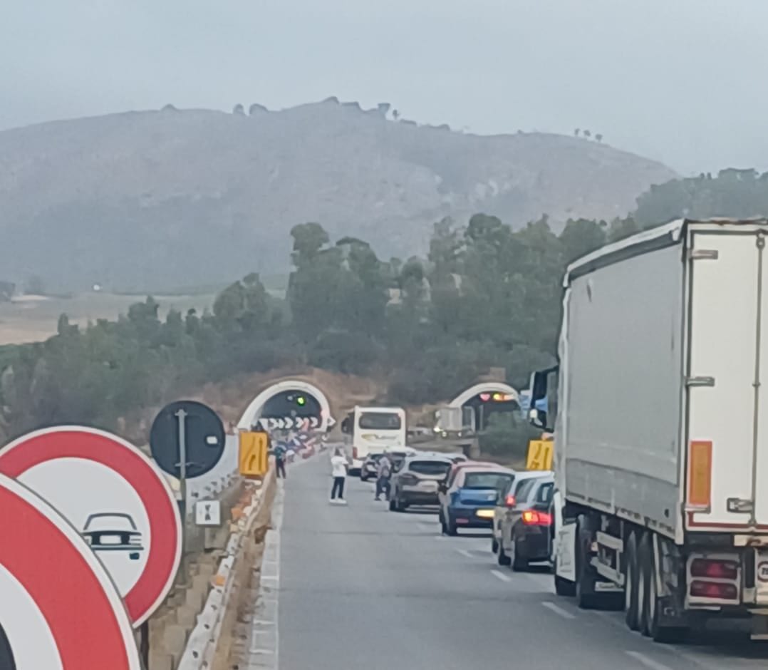 Auto in fiamme nella galleria di Segesta, traffico in tilt sull’A29