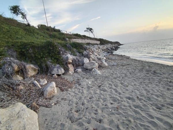Marsala, una nuova piccola spiaggia si è formata accanto ai Canottieri