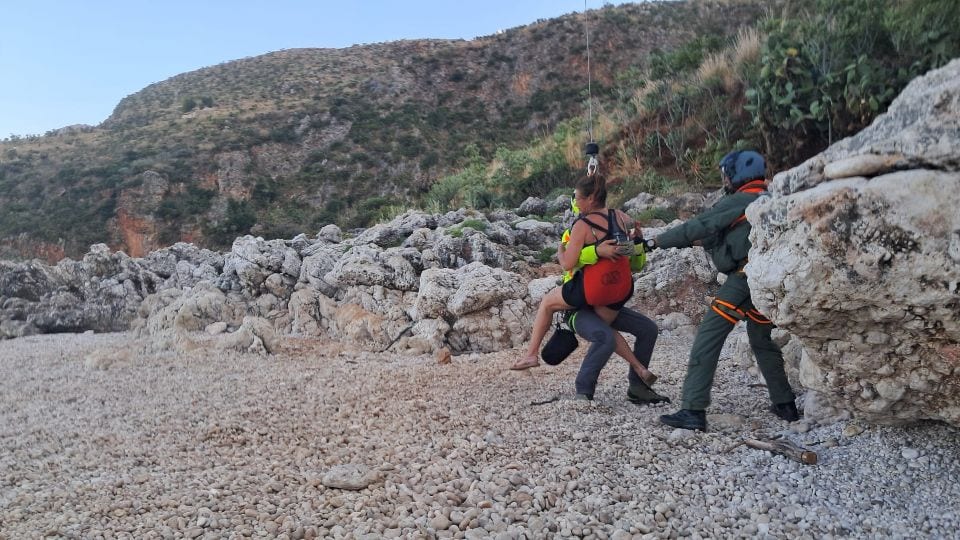 Elicottero dell’Aeronautica Militare soccorre donna nella riserva dello Zingaro
