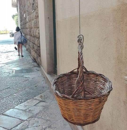 Trapani, la droga nel paniere, spacciava dal balcone mentre era ai domiciliari