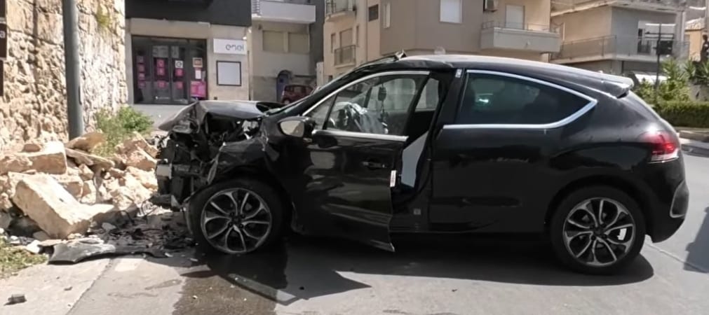Colpo di sonno al volante: si schianta contro una facciata in centro ad Alcamo