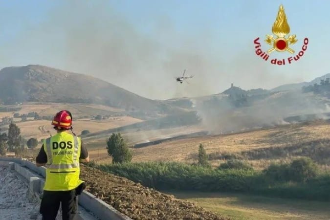 Nella morsa del fuoco: un morto, roghi nelle discariche e interventi aerei