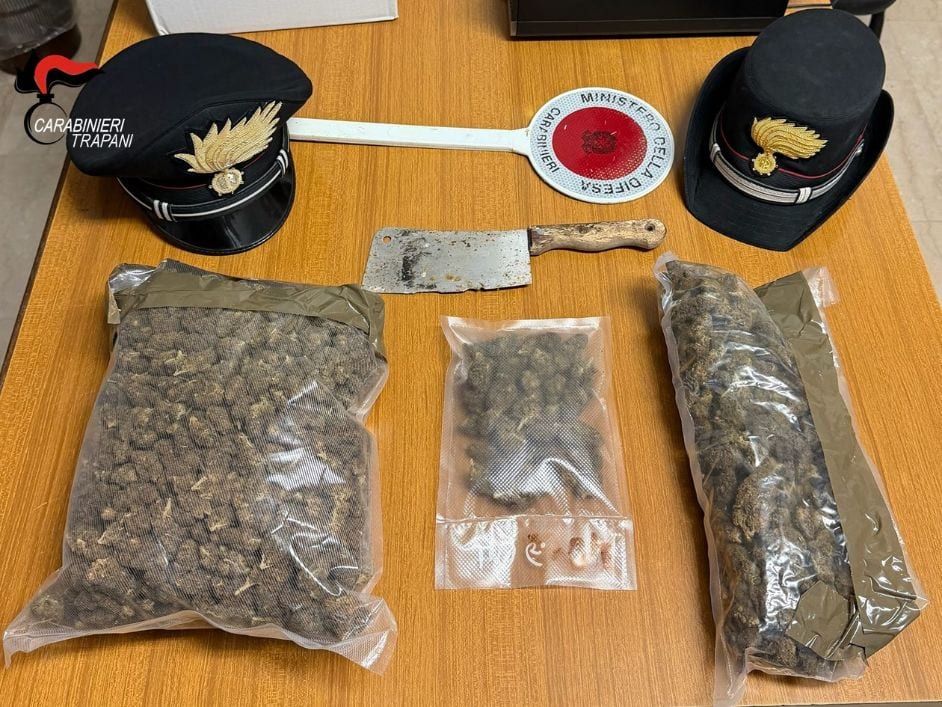 Campobello di Mazara, ai domiciliari scoperto con un chilo di marijuana e una mannaia