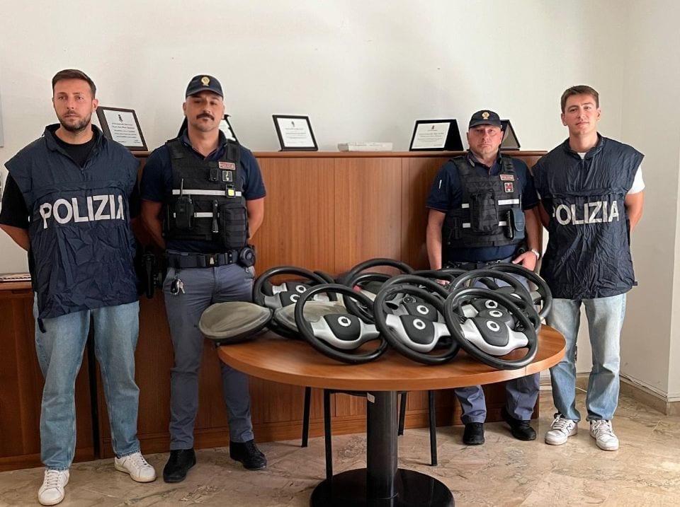 Rubava pezzi di Smart nel quartiere per rivenderli online, denunciato 33enne palermitano