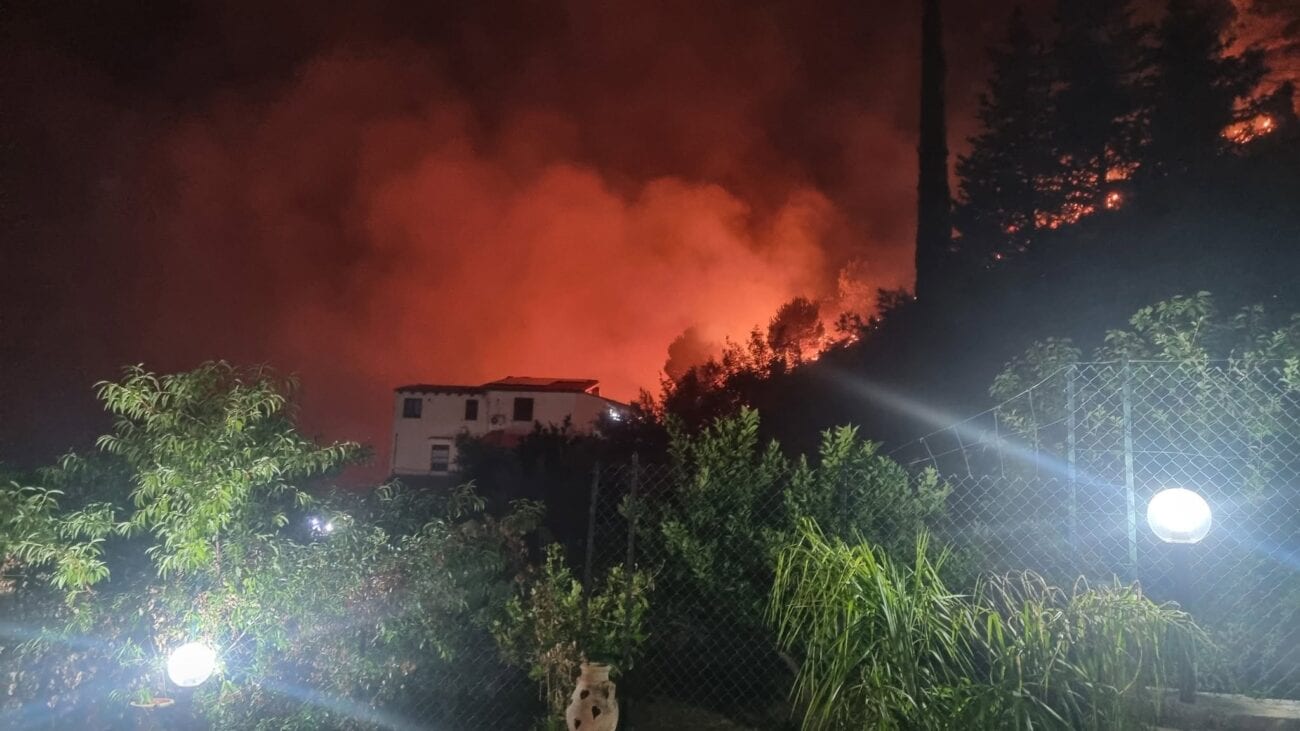 Notte di fuoco a Montelepre, case evacuate e cittadini in ostaggio delle fiamme