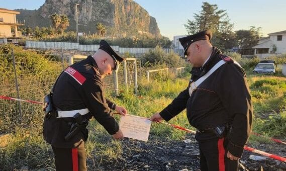Discarica abusiva a Carini, sequestrata area piena di macerie e auto cannibalizzate