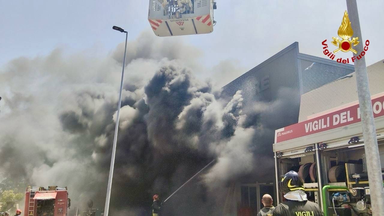Paura a Belmonte Mezzagno: fiamme in una palazzina commerciale, nessun ferito