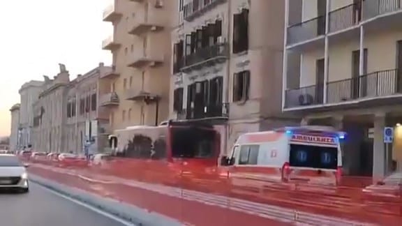 Ambulanza bloccata durante i lavori del BRT, il video diventa virale