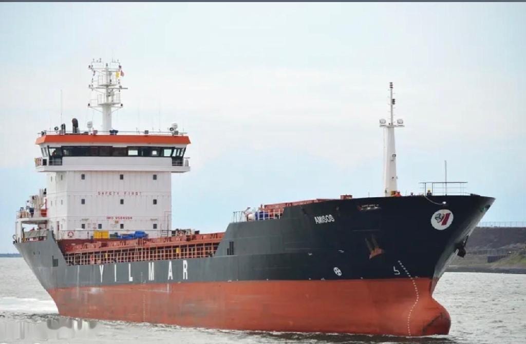Mercantile Amisos sotto sequestro nel porto di Trapani dopo la morte di due ufficiali