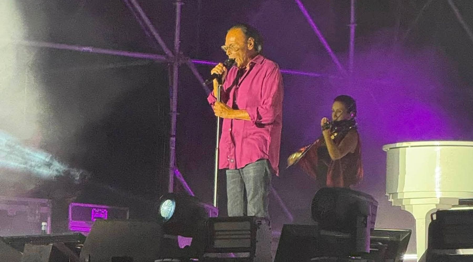 Castellammare, migliaia di spettatori cantano i grandi classici di Antonello Venditti (VIDEO)