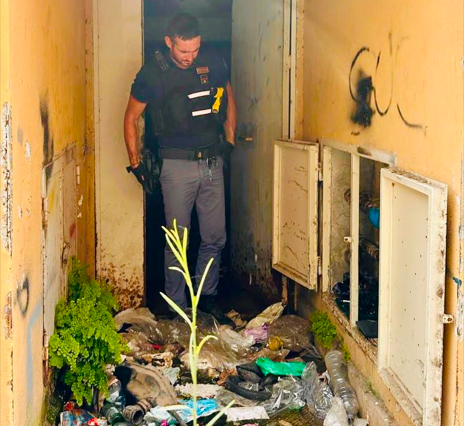 Armi e refurtiva nascoste allo Zen 2: la Polizia sequestra pistole e mezzi rubati