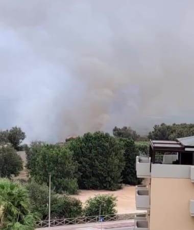 Marsala, incendio al Parco della Salinella: alta colonna di fumo sulla città