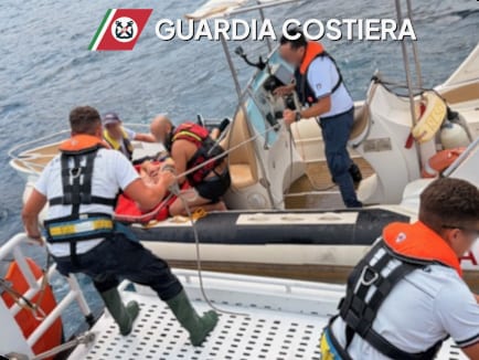 Pantelleria, scivola sugli scogli e resta bloccato in mare: salvato dalla Guardia Costiera