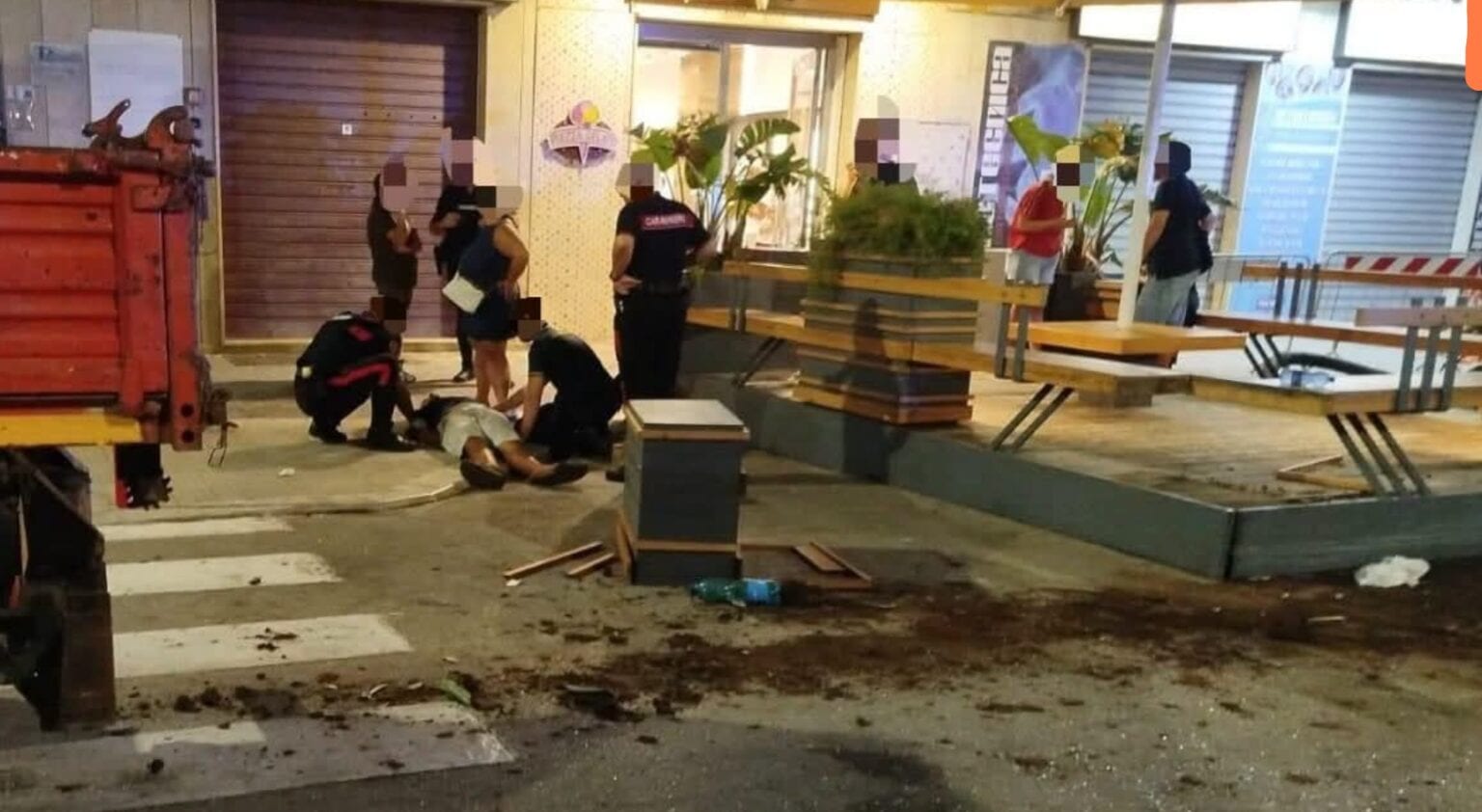 Camion contro il gazebo di una gelateria: paura in piazza Inam a Marsala
