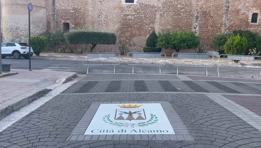 Lo stemma di Alcamo spunta sul nuovo asfalto di piazza della Repubblica