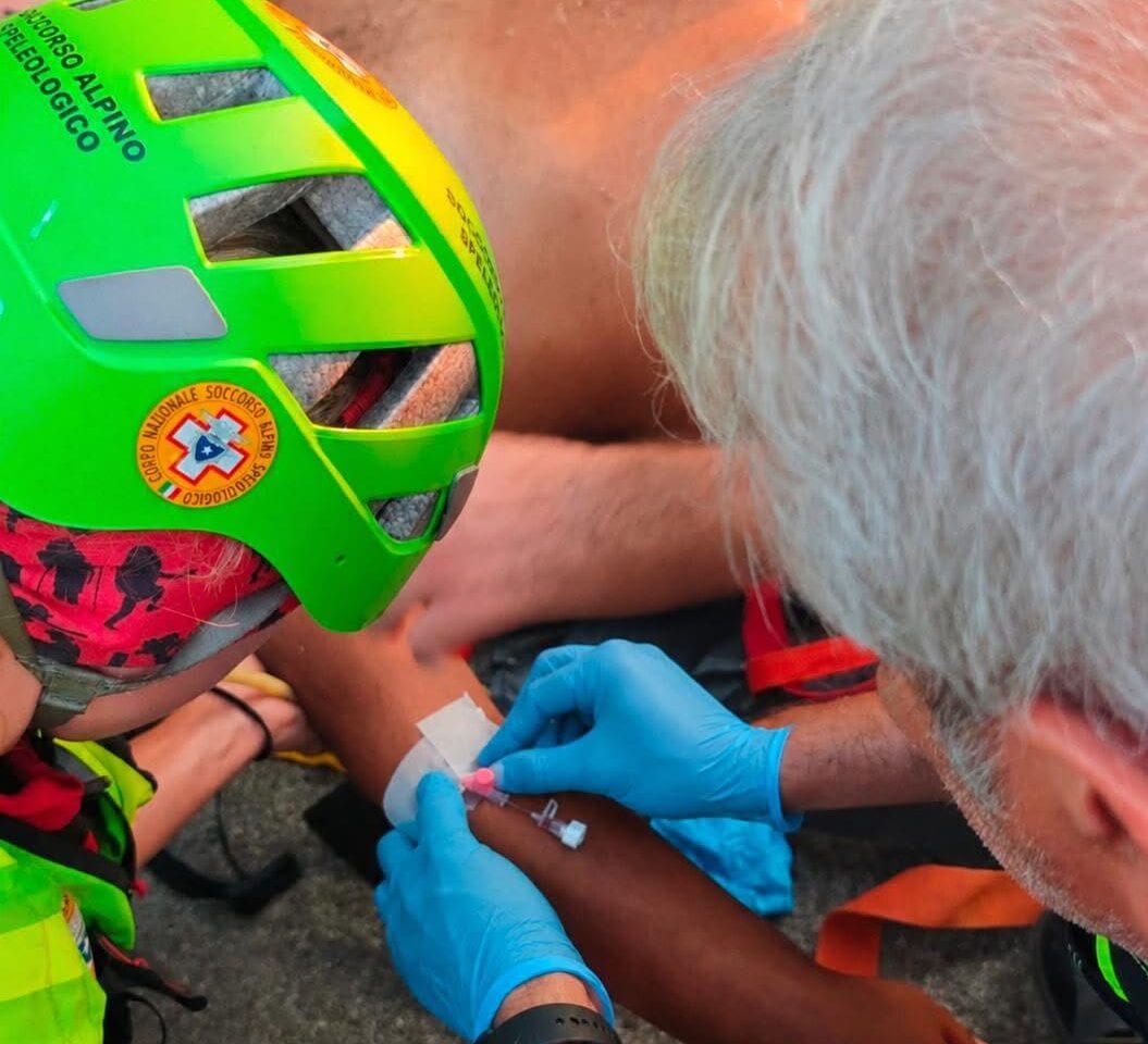 Terrasini, cade lungo il sentiero della scogliera: soccorso dal Soccorso Alpino