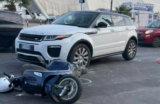 Trapani. Scontro tra auto e Vespa in via Marsala: traffico paralizzato da un Tir