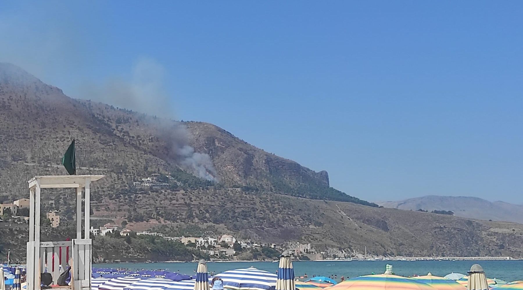 Incendio in zona Belvedere: fiamme sulla montagna visibili dalla spiaggia