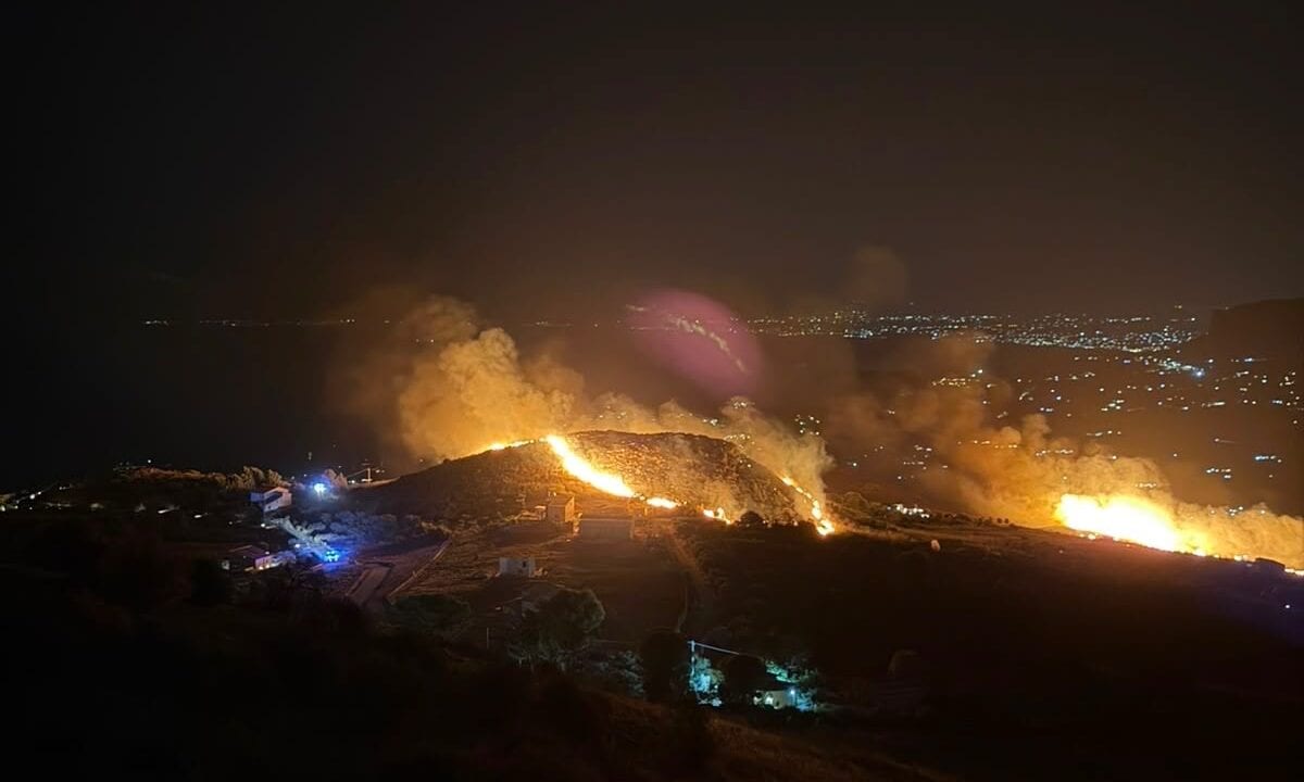 Incendio tra Grotticelli, Sarmuci e Scopello: evacuate alcune persone