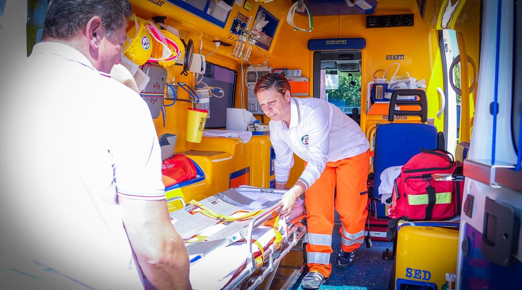 Incendio in appartamento a Trapani, una donna intossicata. Morto il suo cane