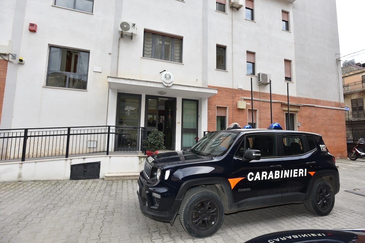 Misilmeri, notte di violenza: maxi rissa con pistola e assalto ai carabinieri