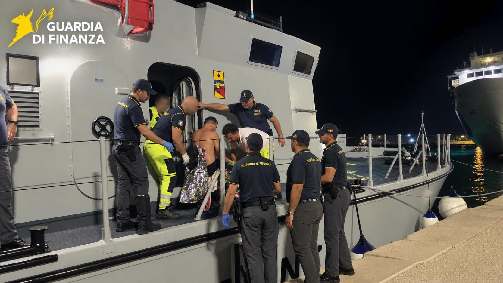 Salvato a 25 miglia da Marsala: uomo alla deriva tra le fiamme