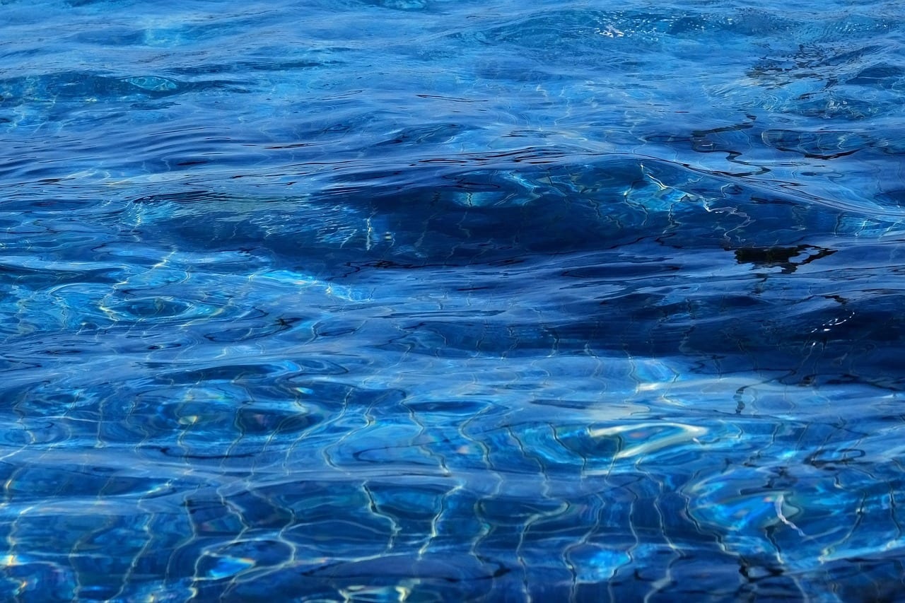Bimba sfugge al controllo e cade in piscina: muore a 3 anni a Palermo, indaga la Procura