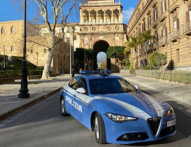 Palermo, salvato dalla Polizia mentre tenta di gettarsi dal cavalcavia