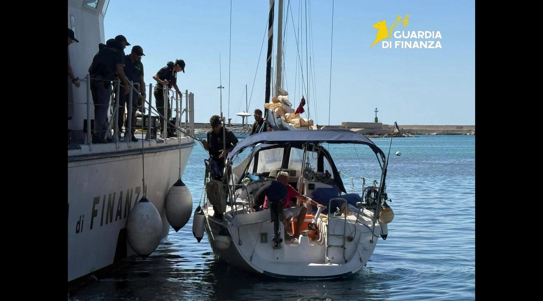 A vela verso la costa di Mazara del Vallo con otto migranti nascosti, arrestato il proprietario