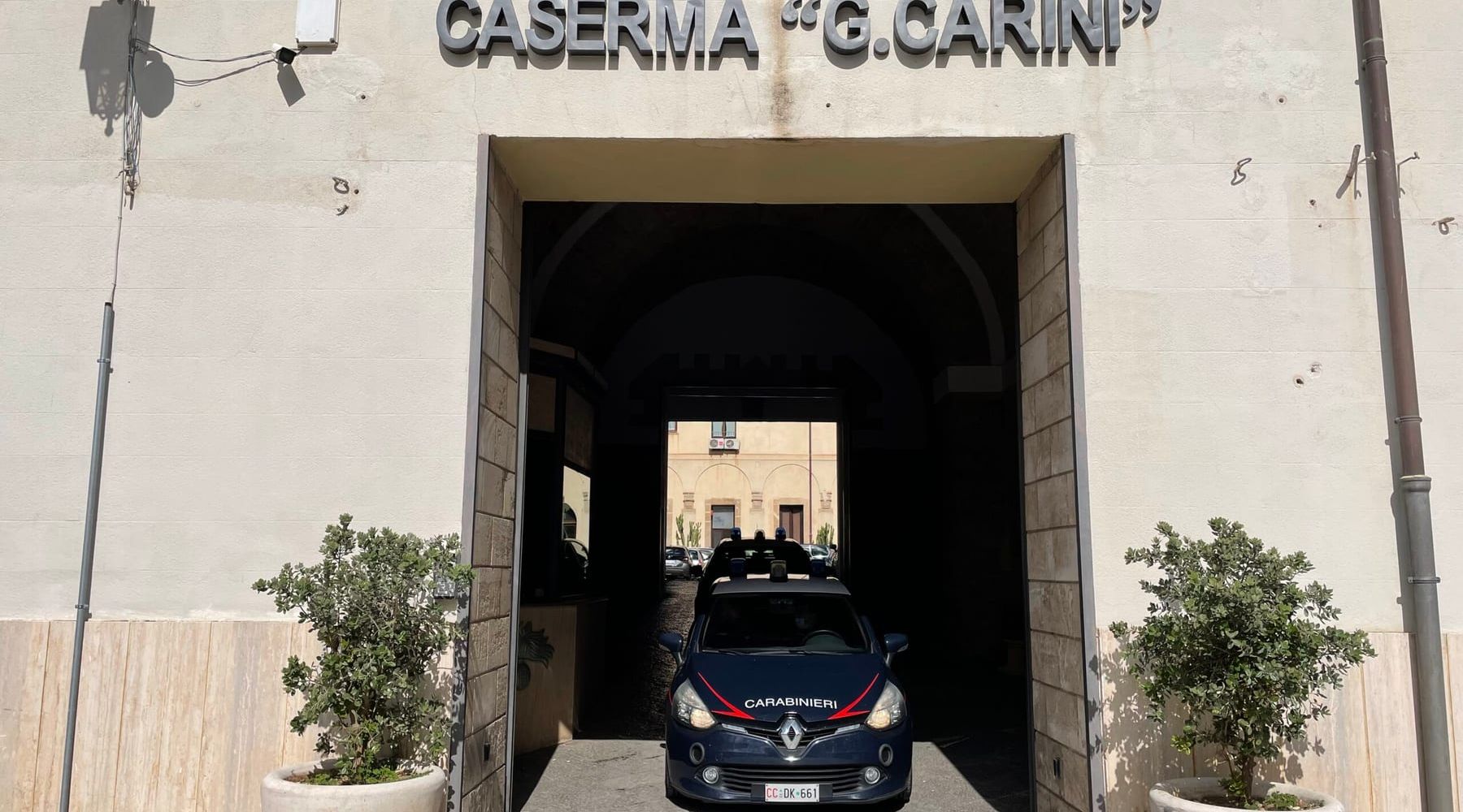Pistole nascoste nel forno e lanciate dalla finestra: due arresti tra Villabate e Palermo