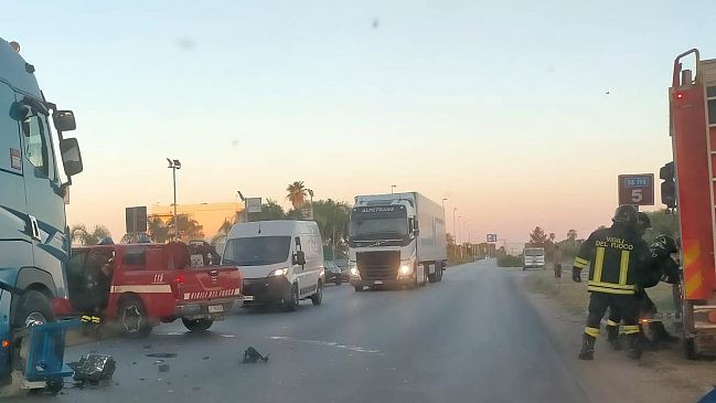 Incidente all’alba sulla ss 115, scontro frontale tra auto e un autoarticolato