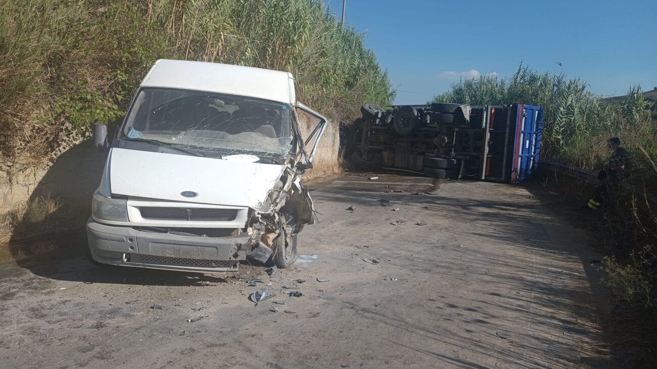 Scontro sulla SP10 tra Alcamo e Camporeale: camion di uva si ribalta, strada bloccata dal mosto