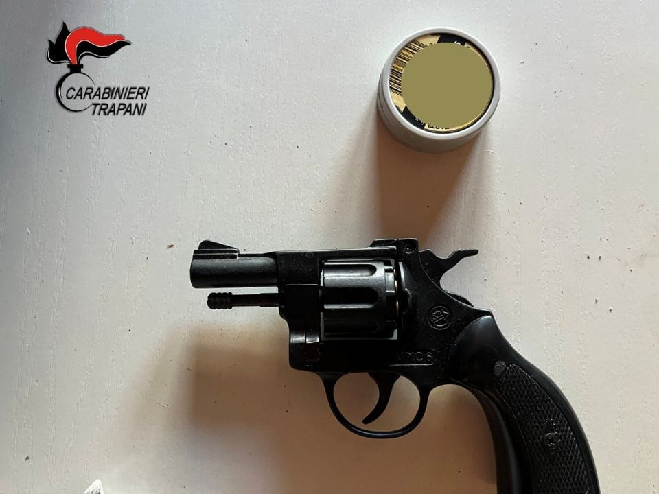 In frigo due chili di hashish e una pistola a salve modificata, arrestato a Casa Santa