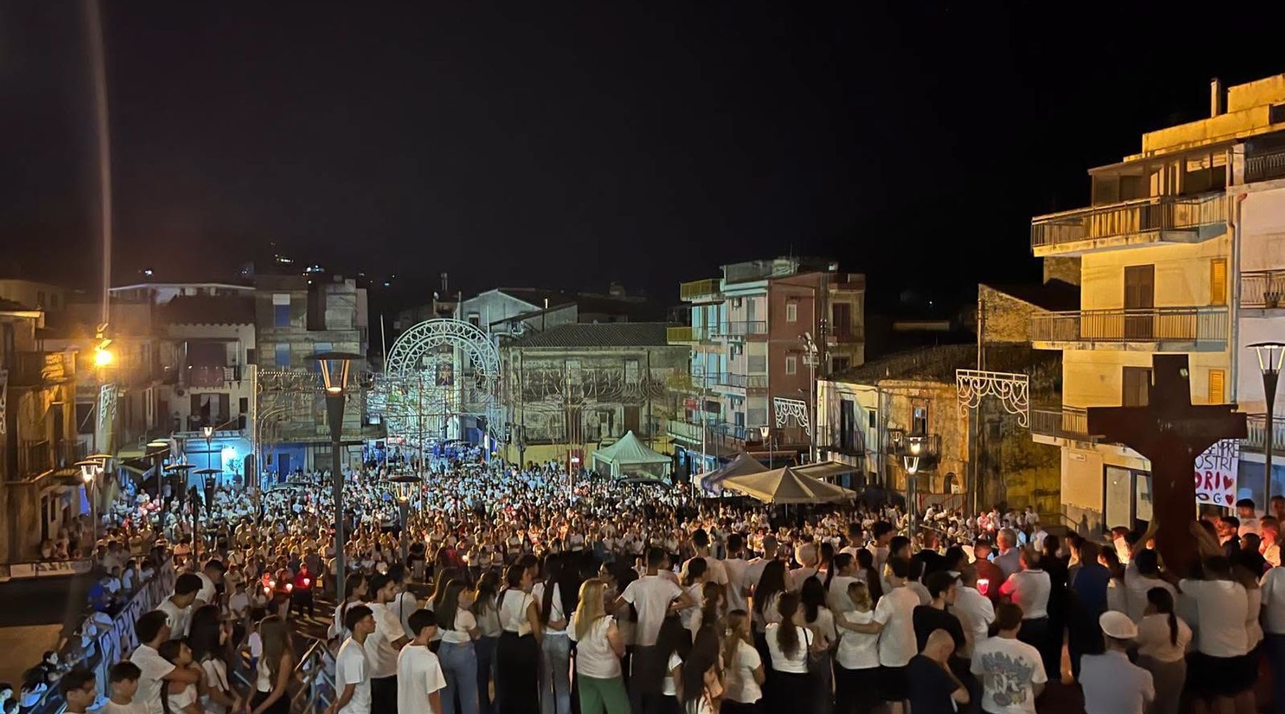 Candele e silenzio a Belmonte Mezzagno per la fiaccolata in memoria di Karol e Giuseppe